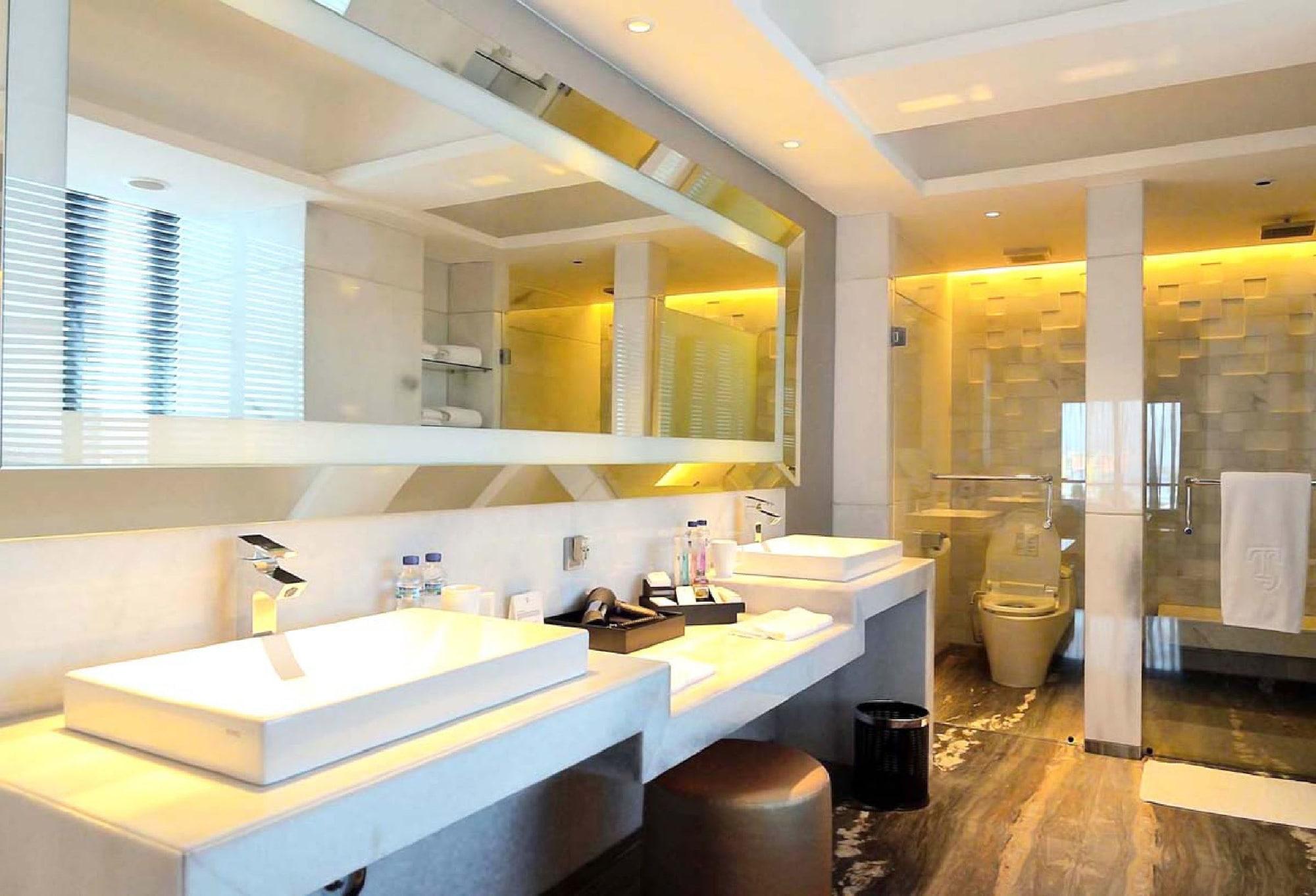 Ts Suites Surabaya Buitenkant foto