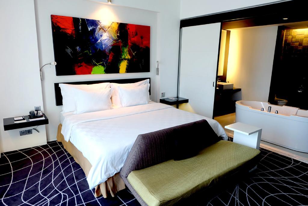 Ts Suites Surabaya Buitenkant foto