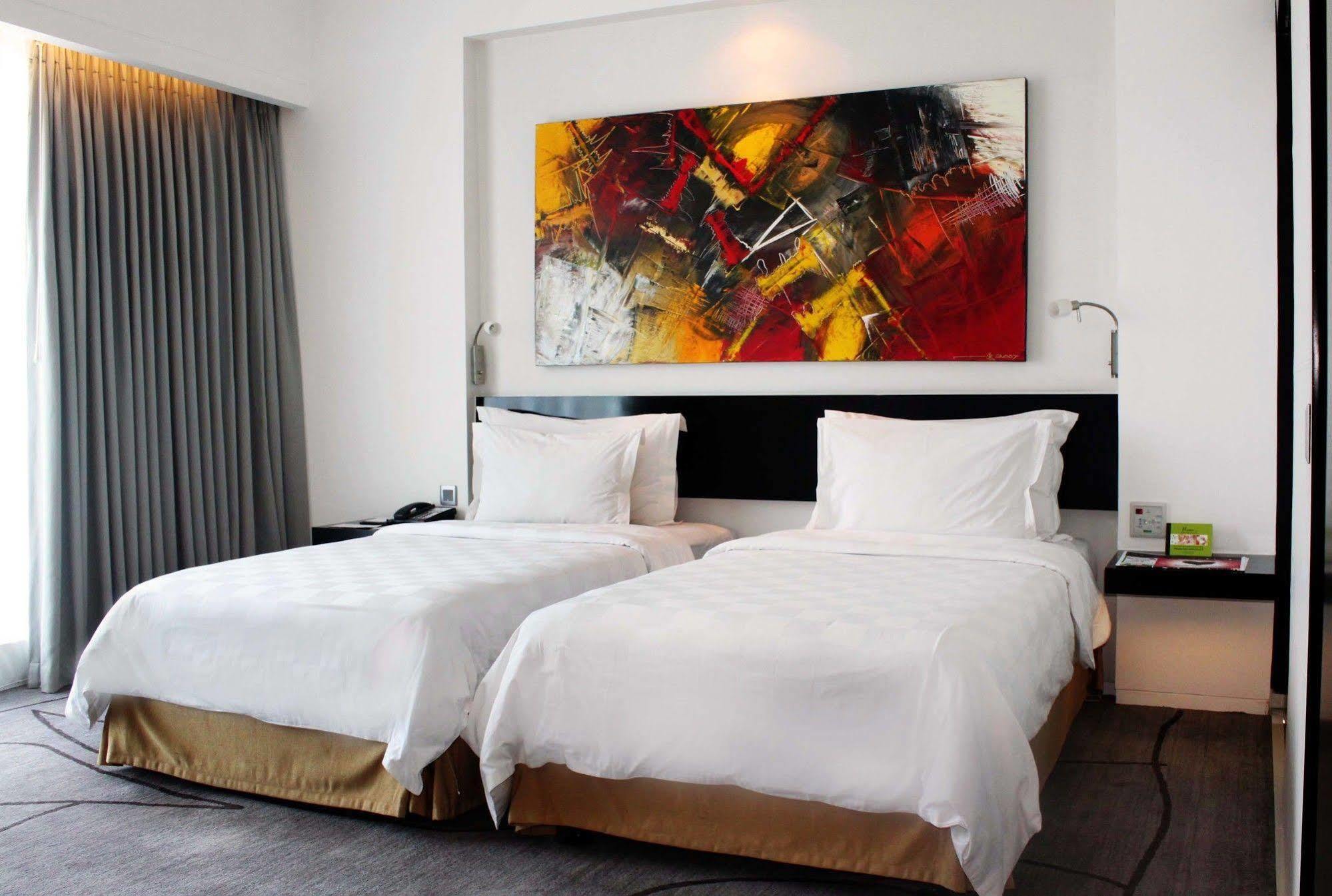 Ts Suites Surabaya Buitenkant foto