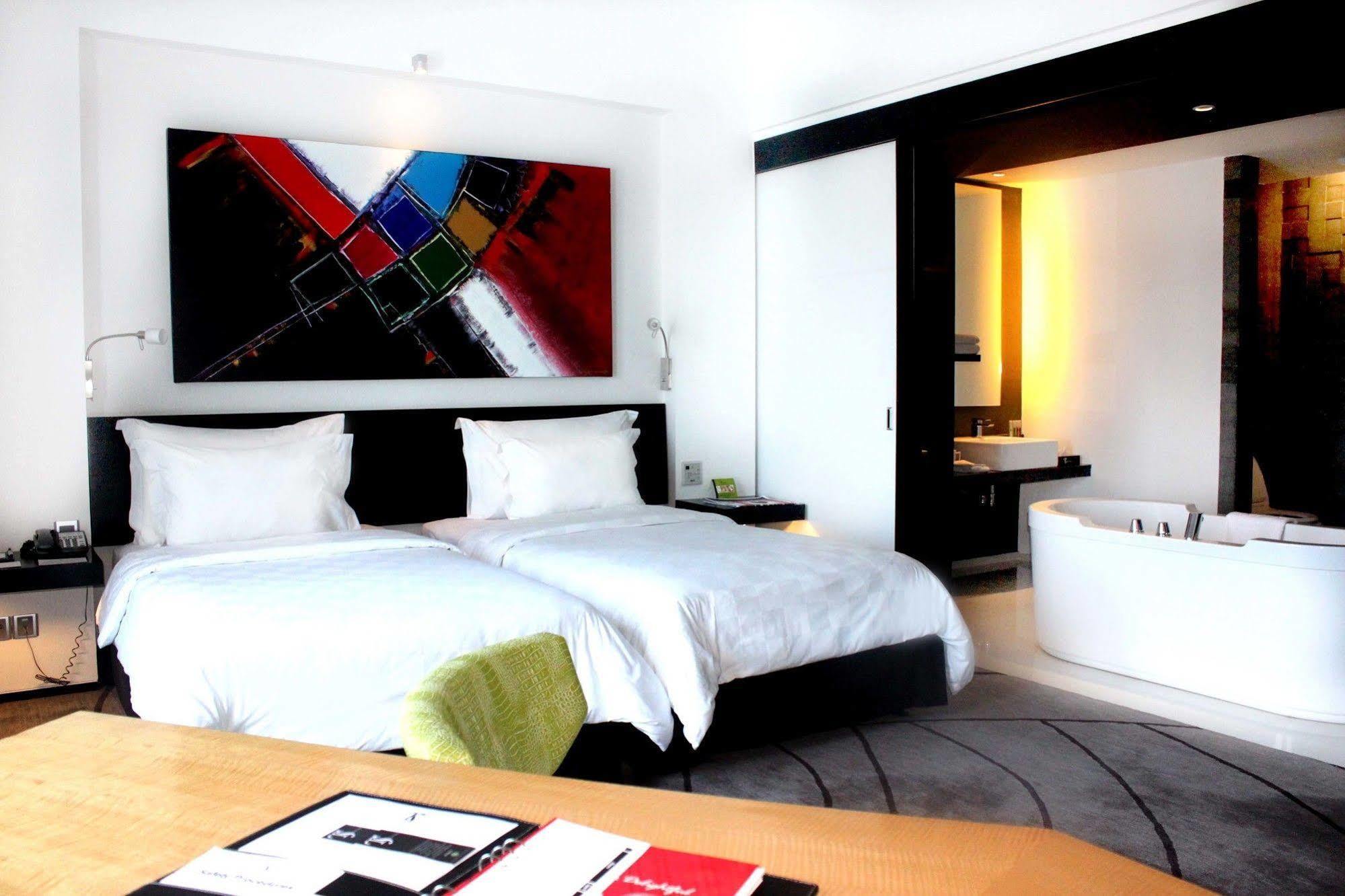 Ts Suites Surabaya Buitenkant foto